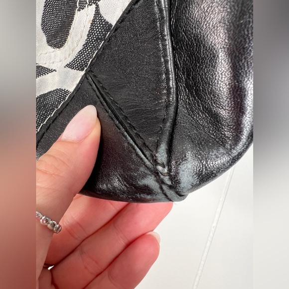 Coach signature Peyton carryall 14515 - Dec 2009 - Picture 11 of 17